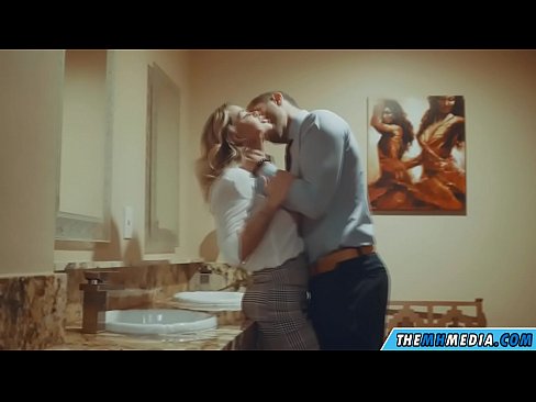 ❤️ As in busty blonde jo ferliedt yn in iepenbier toilet ❤❌ Fuckfideo by wy ❌